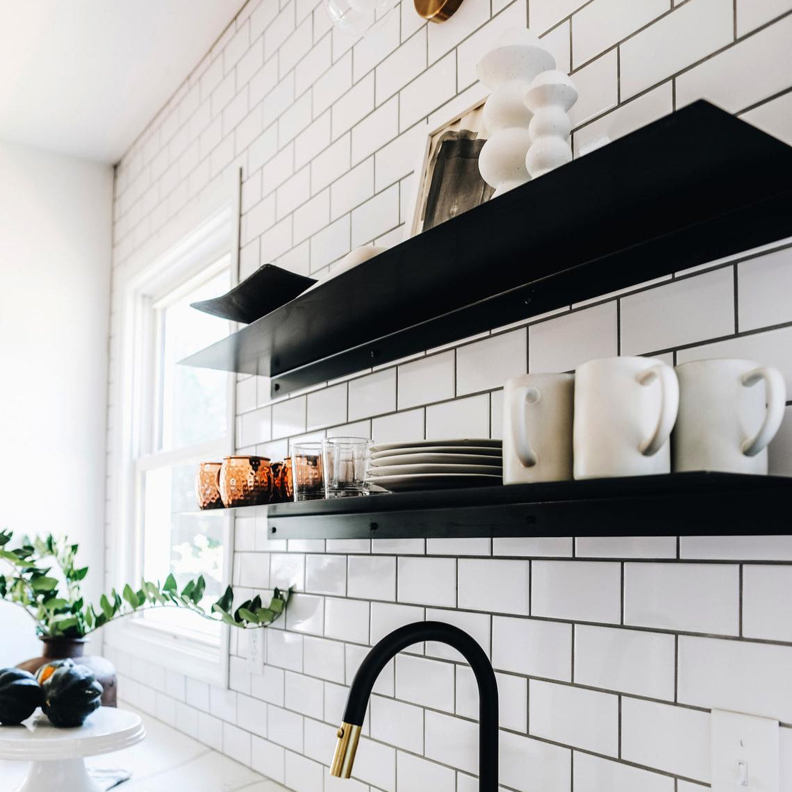 Frankie - Streamlined Metal Shelf