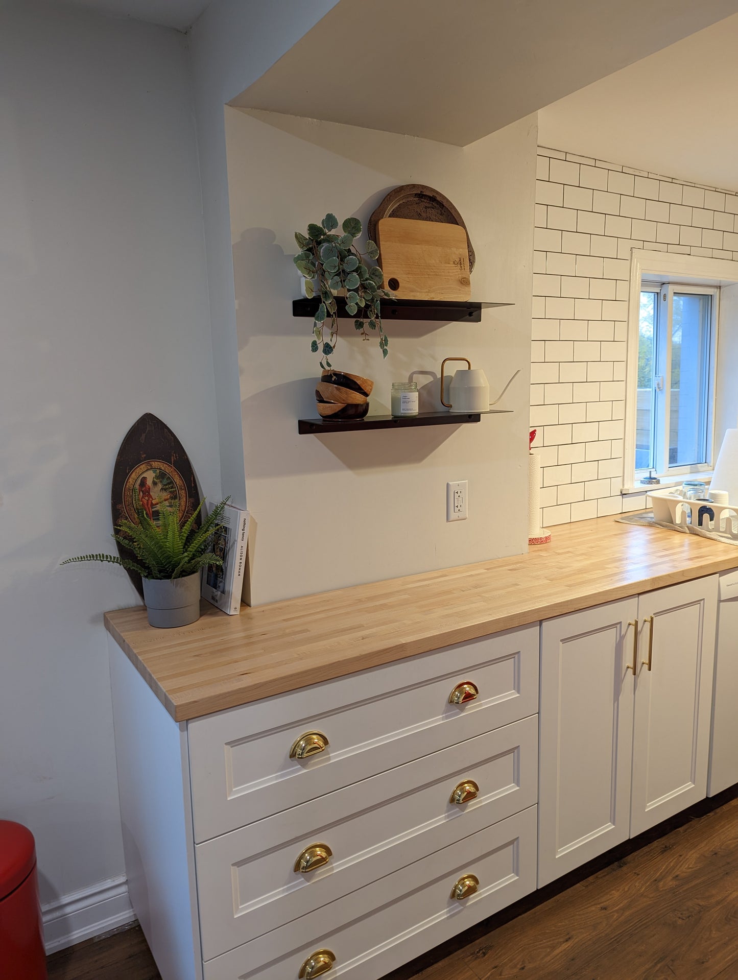 Frankie - Streamlined Metal Shelf